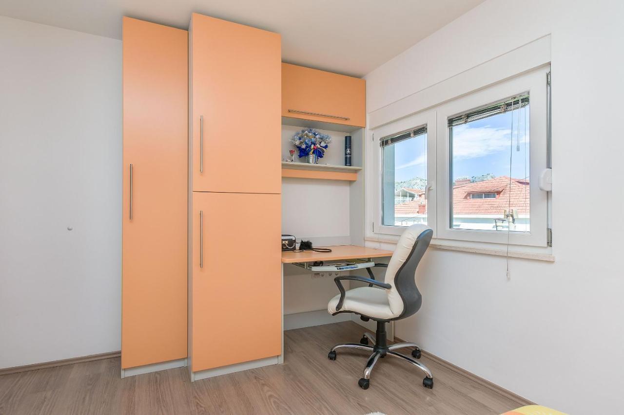 Apartments Mia Omis Bagian luar foto