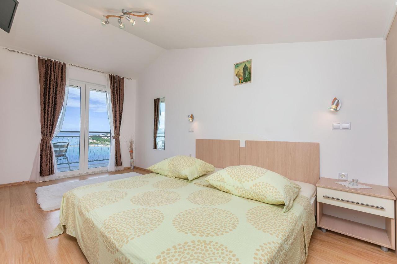 Apartments Mia Omis Bagian luar foto
