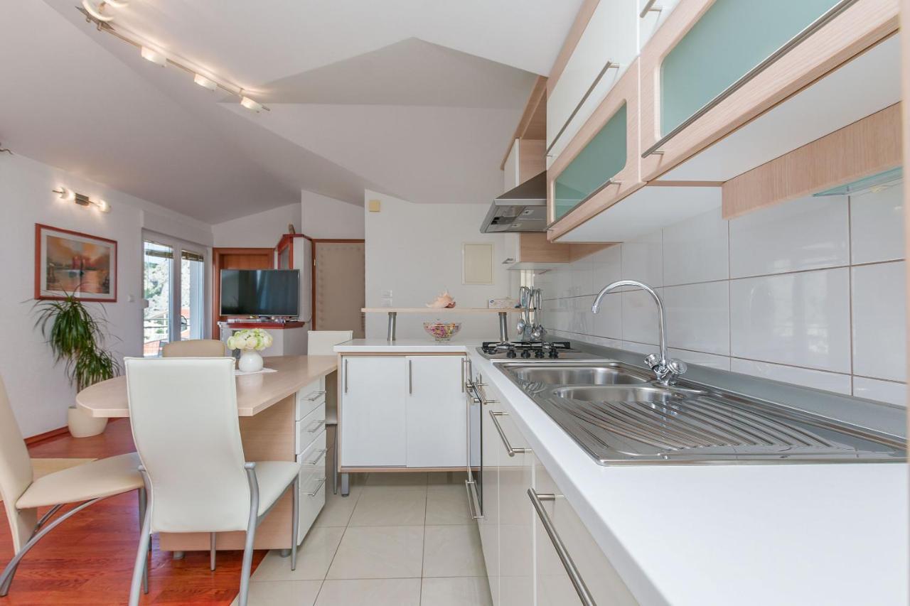 Apartments Mia Omis Bagian luar foto