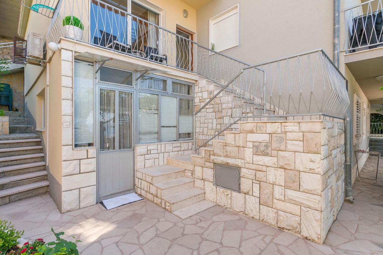 Apartments Mia Omis Bagian luar foto
