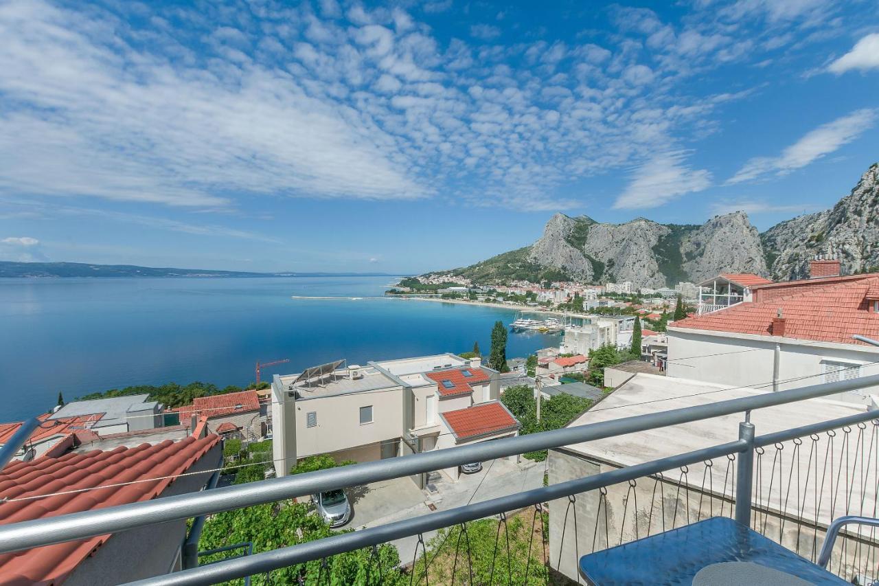 Apartments Mia Omis Bagian luar foto