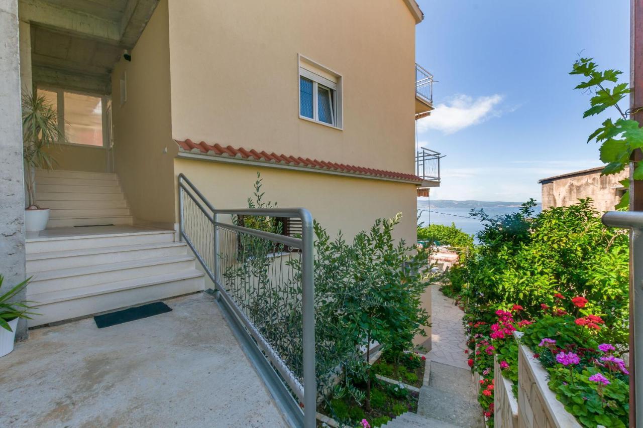 Apartments Mia Omis Bagian luar foto