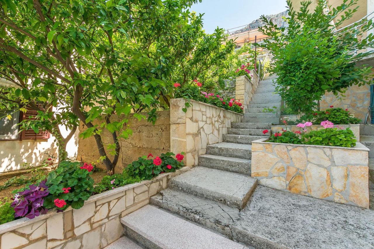 Apartments Mia Omis Bagian luar foto