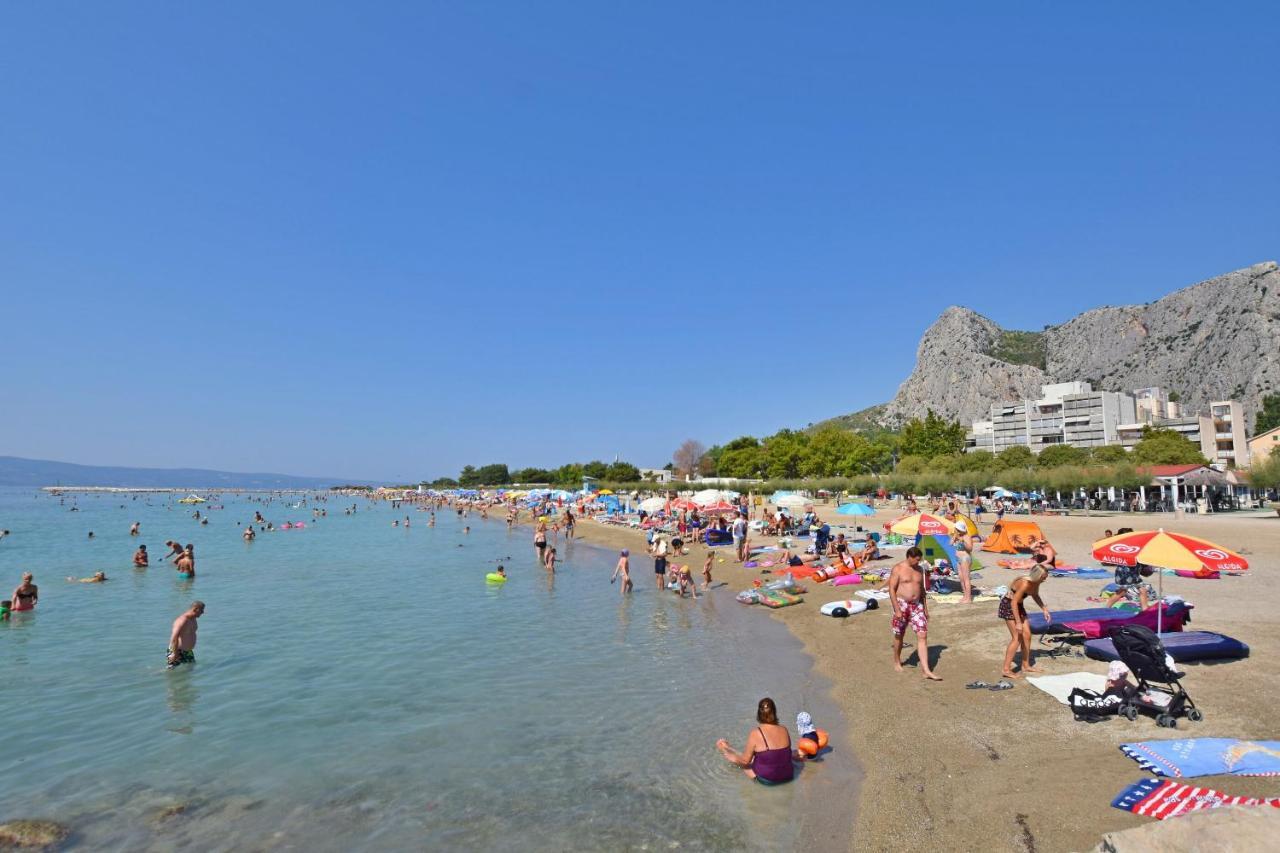 Apartments Mia Omis Bagian luar foto