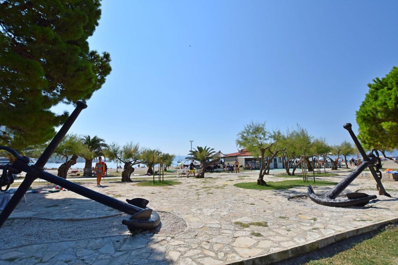 Apartments Mia Omis Bagian luar foto