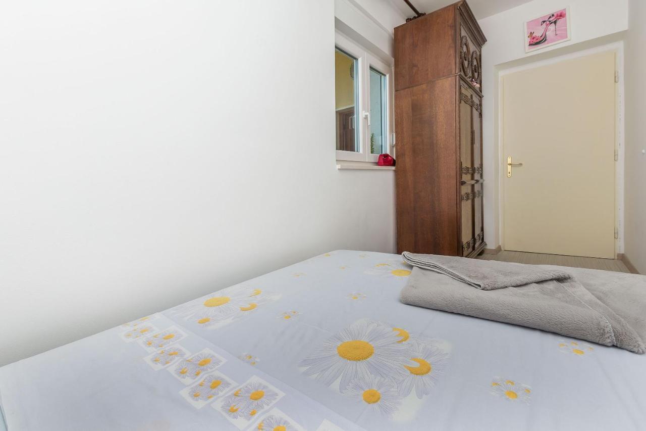 Apartments Mia Omis Bagian luar foto