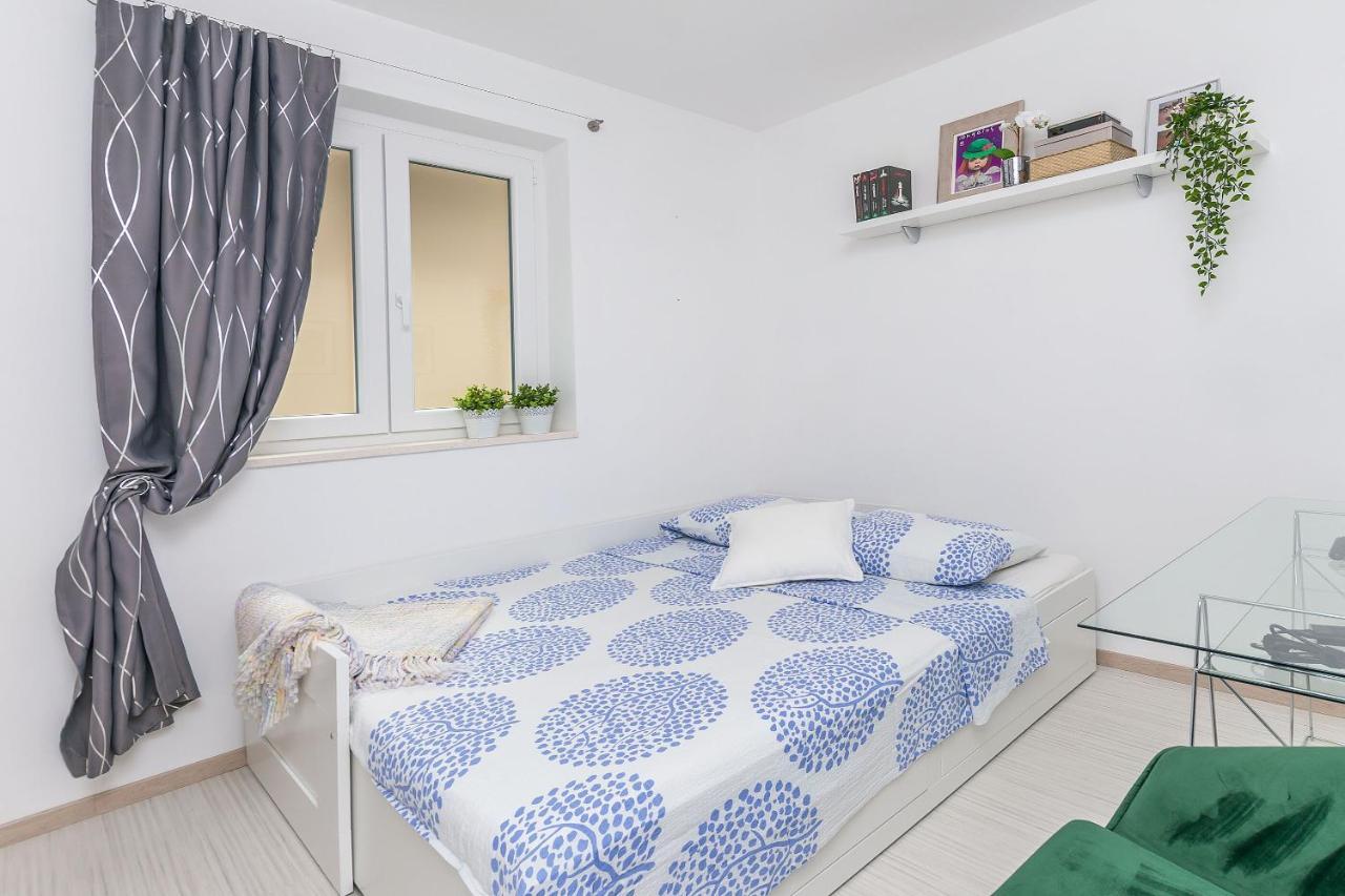 Apartments Mia Omis Bagian luar foto